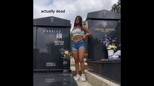 TIJANIN SNIMAK JE NAIŠAO SAMO NA OSUDE Došla je na očev grob, uključila kameru pa šokirala naciju (VIDEO)