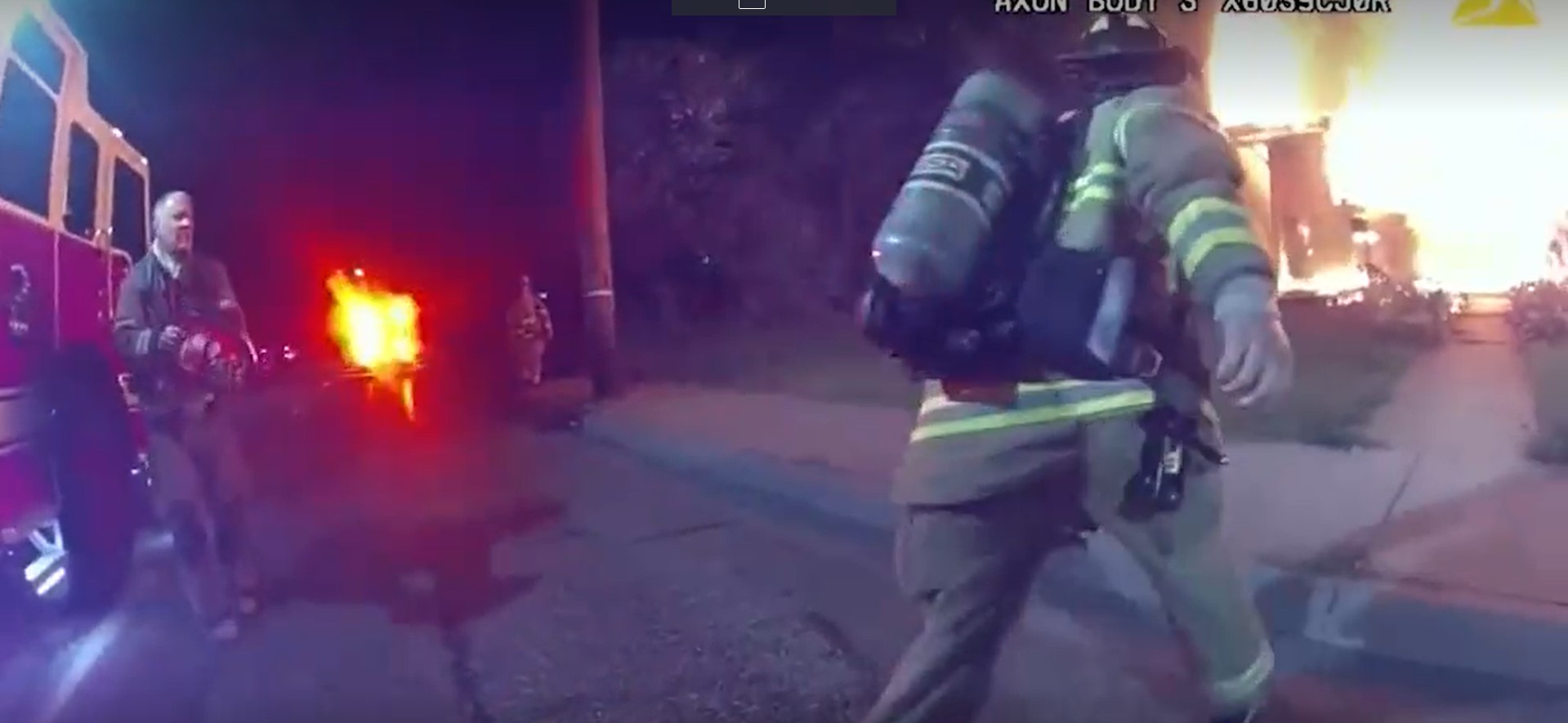 SRBIN HEROJ AMERIKE Spasio 5 djece iz kuće u plamenu: Sa bebom u naručju skočio s drugog sprata, prozvali ga Supermen (FOTO/VIDEO)