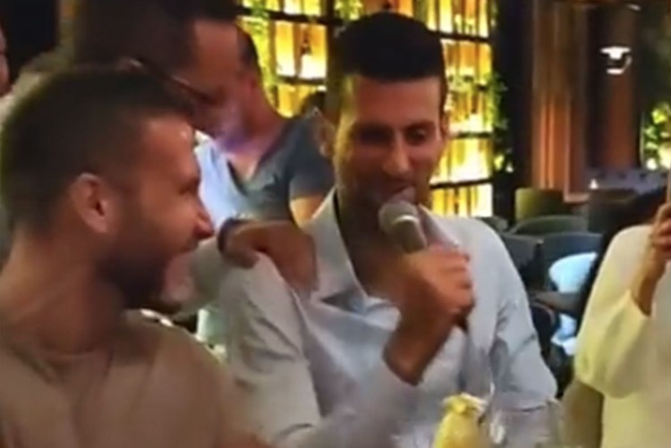 "NE KOSITE ROSNU TRAVU..." Đoković nakon dočeka slavio uz hit Tome Zdravkovića (VIDEO)