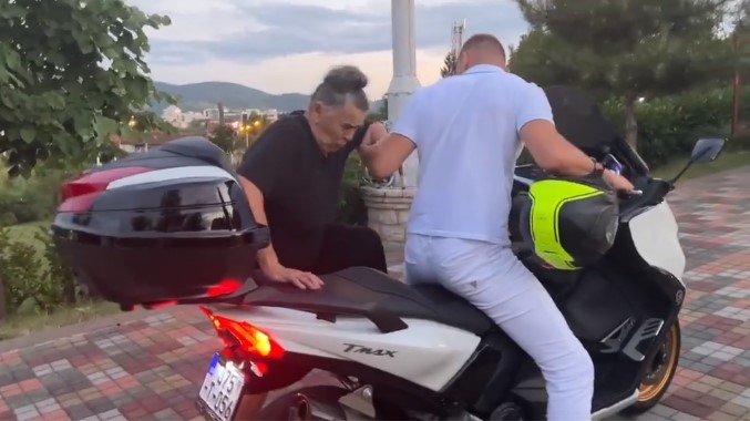 DRAŠKO STANIVUKOVIĆ ODVEZAO BAKU MOTOROM NA KONCERT AMADEUS BENDA Ona stavila kacigu, pa uz smijeh poručila: "Nemoj samo kroz naselje" (VIDEO)
