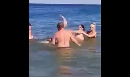 OVDJE BI I AJKULE POBJEGLE Masovna tuča u moru postala hit na Tviteru