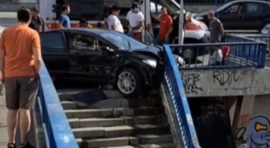 JEZIVE SCENE NA BRANKOVOM MOSTU U BEOGRADU Automobilom udario u ogradu, vozilo završilo na stepeništu (VIDEO)
