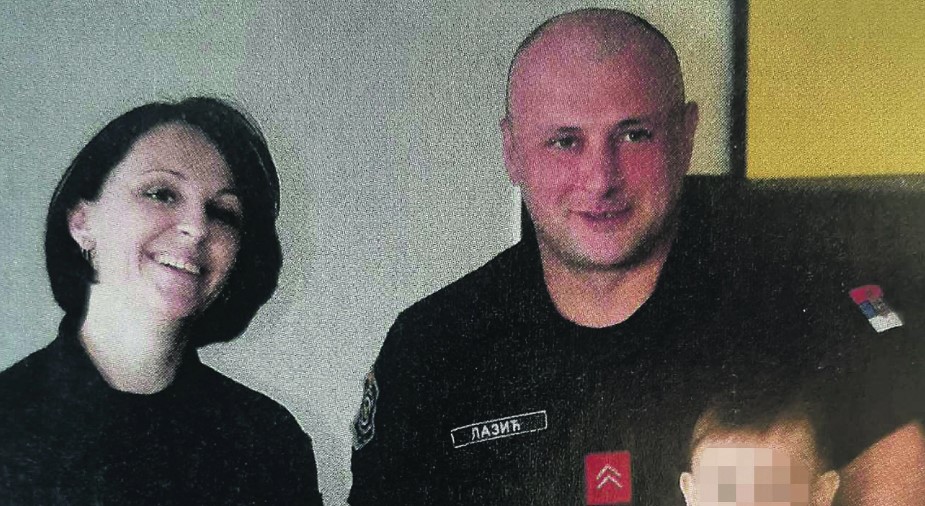 HEROJI SRBIJE Vatrogasci spasili bebu zaključanu u autu: Mališan bio sav mokar zbog vrućine i plakao je, tragedija izbjegnuta za dlaku
