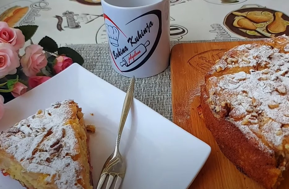SOČNA I OSVJEŽAVAJUĆA POSLASTICA ZA VRELE LJETNE DANE Kolač sa tri vrste voća