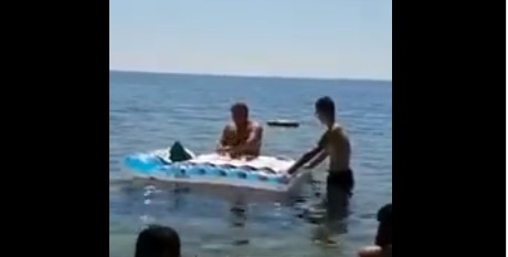 URNEBESAN SNIMAK ZAPALIO DRUŠTVENE MREŽE Sveštenik služio misu u kupaćim gaćama, oltar mu bio dušek