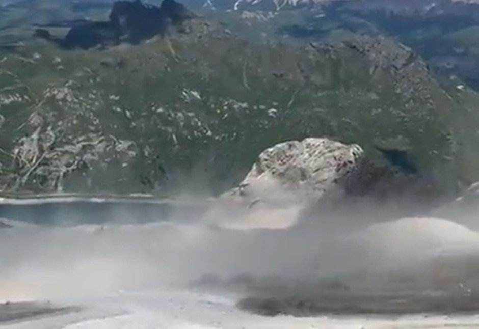 RASTE BROJ ŽRTAVA! Najmanje šest ljudi poginulo urušavanjem glečera: Objavljen zastrašujući snimak lavine kamenja (VIDEO)