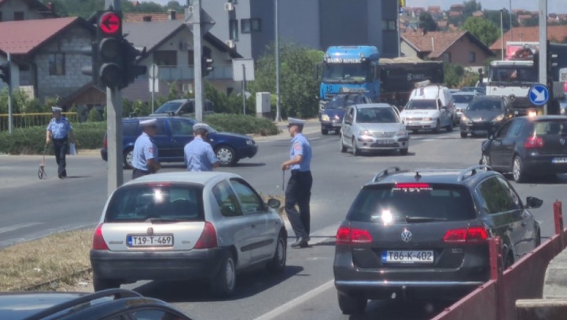 SAOBRAĆAJNA NESREĆA NA RASKRSNICI U BANJALUCI Hitna pomoć stigla na mjesto nesreće (VIDEO)