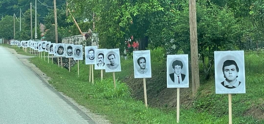 3.267 UBIJENIH SRBA Načelnik Bratunca zaradio krivičnu prijavu zbog fotografija žrtava rata