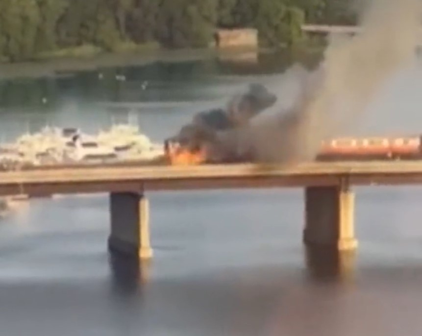 DRAMA U SAD Zapalio se voz, putnici u panici bježali kroz prozore (VIDEO)