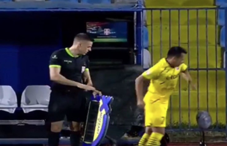 VRHUNAC BIZARNOSTI Sudija u Superligi udario igrača semaforom (VIDEO)