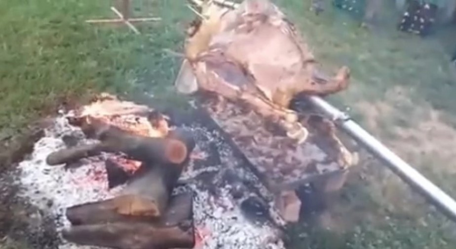 AKO STE SE IKADA PITALI ZAŠTO SMO "NEBESKI NAROD" Urnebesan snimak postao hit na društvenim mrežama, šta to Srbi peku na ražnju? (VIDEO)