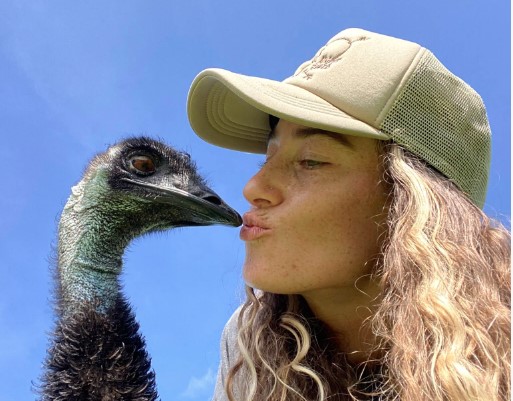 "ORTAK" VISOK SKORO DVA METRA Farmerka i njena emu ptica senzacija interneta (FOTO/VIDEO)