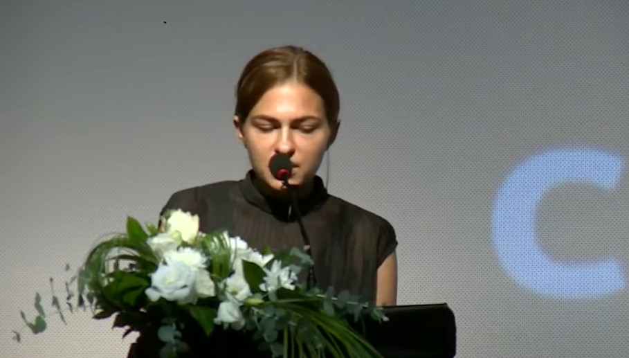 "KAŽU DA JE PREMINULA U SNU, I SMRT JE ZNALA DA JE JEDINO TAKO MOŽE PREVARITI" Emotivni govor kćerke Suzane Rađen Todorić na komemoraciji rasplakao sve (FOTO)