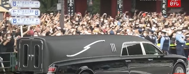 SAHRANJEN ŠINZO ABE Ispraćen u krugu porodice, stotine Japanaca se na ulicama oprostile od bivšeg premijera (VIDEO)
