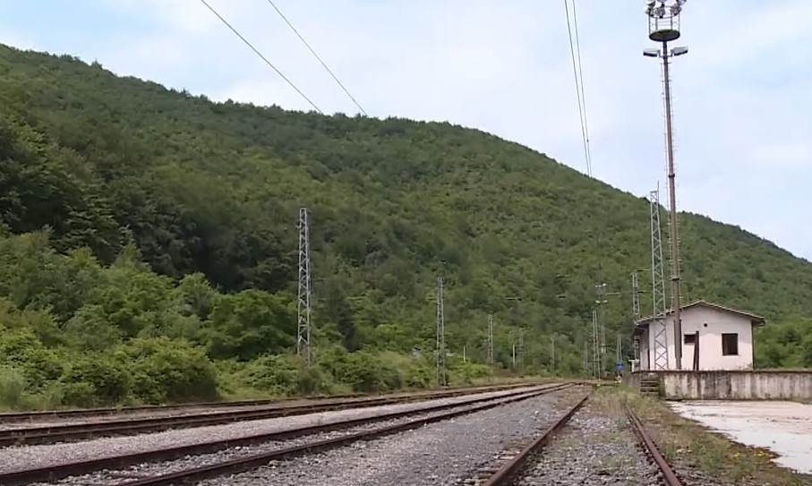 HOROR U ZENICI Tri maloljetnika  se zbog TikToka penjala na voz pa ih udarila struja