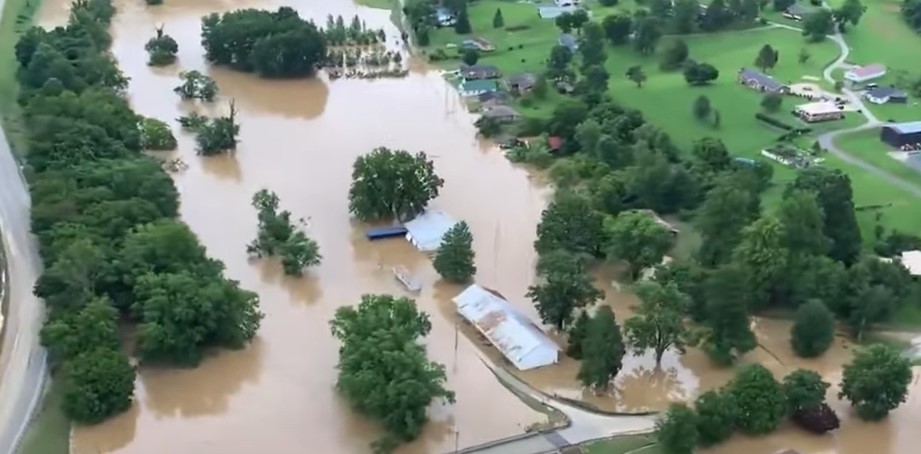 BROJ POGINULIH RASTE IZ SATA U SAT Nezapamćena oluja na istoku SAD odnijela 16 života (VIDEO)