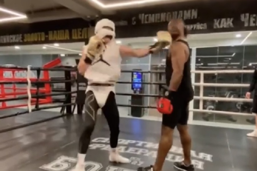 RUSKI SUPERVELTER BORAC NE TRPI ŠALE I RUGANJE Vorobjev nokautirao bezobraznog sparing partnera (VIDEO)