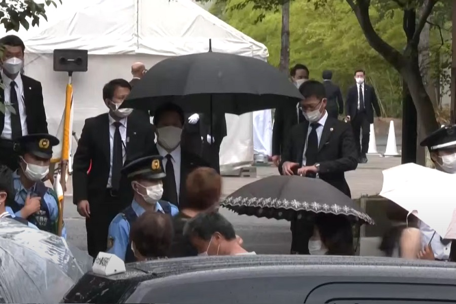 JAPAN SE OPRAŠTA OD BIVŠEG PREMIJERA Tijelo Šinza Abea izloženo u hramu u Tokiju (VIDEO)