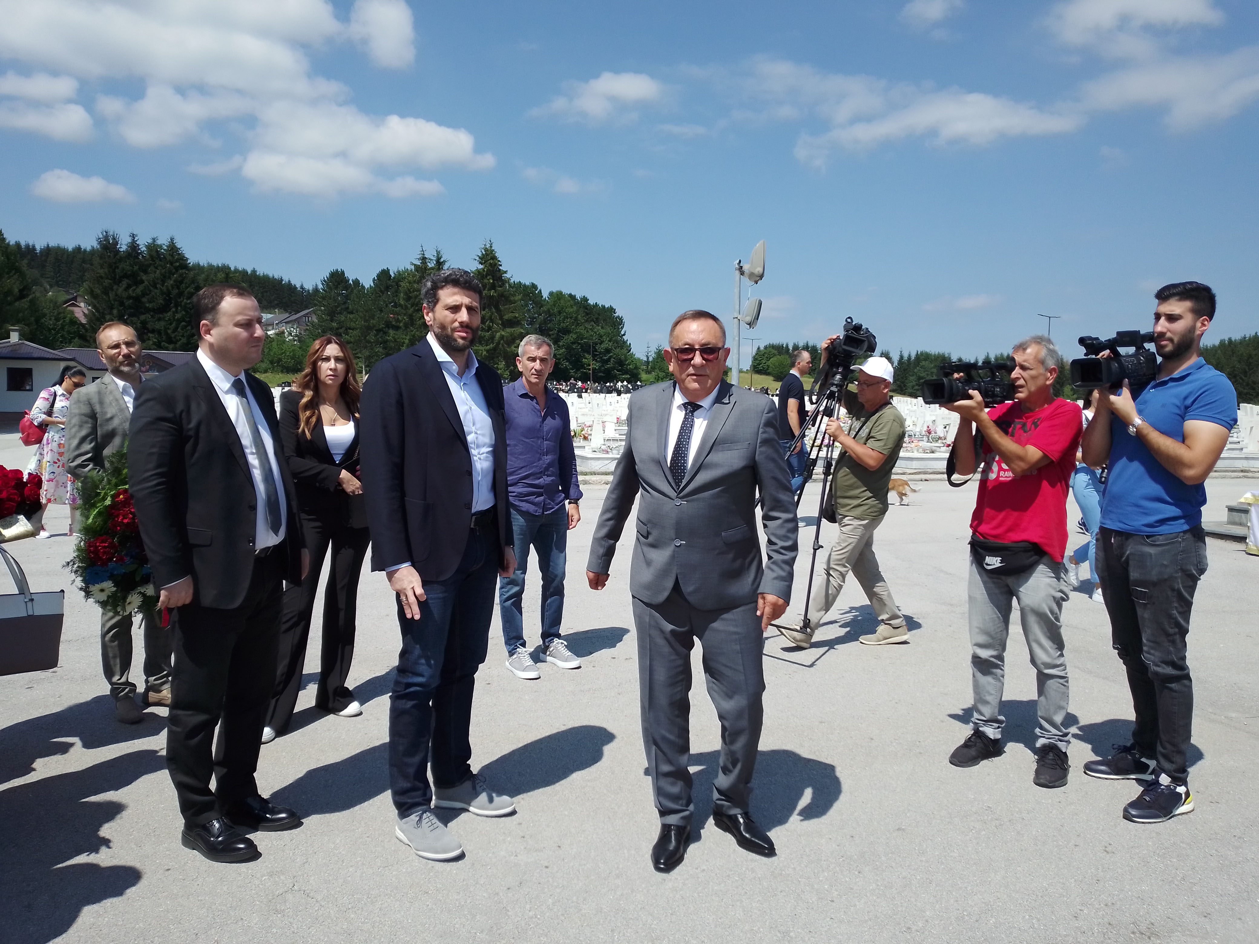 "MATICA SRBIJA ĆE ČINITI SVE DA POMAŽE SRPSKI NAROD GDJE GOD SE ON NALAZIO" Šapić u posjeti Sokocu odao počast stradalima tokom građanskog rata