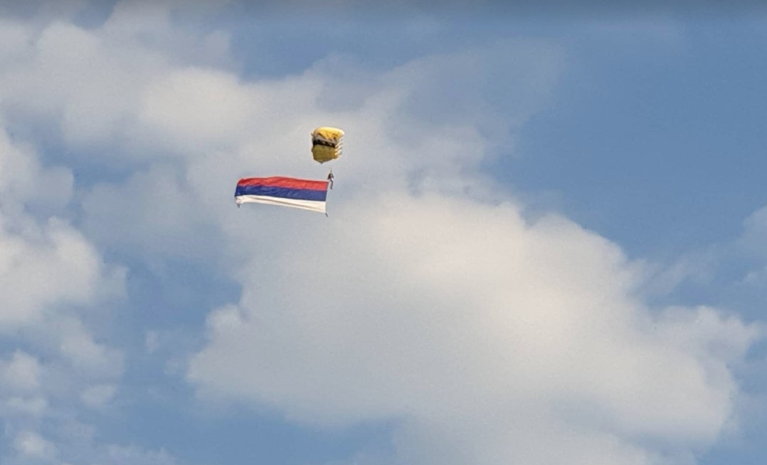 PRELIJEP PRIZOR IZNAD BANJALUKE Iz aviona iskočili padobranci, vijori se trobojka (FOTO/VIDEO)