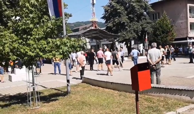 ŠOU U BRATUNCU, NA SRED TRGA Potukli se članovi dvije političke partije, troje završilo u hitnoj (VIDEO)