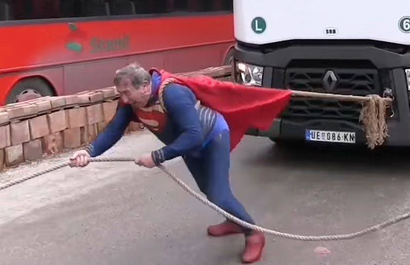 NEVJEROVATNA KONDICIJA - UŽIČKI SUPERMEN PONOVO FASCINIRA U osmoj deceniji vuče šleper: "Mnogi ne mogu da se sagnu da obuju čarape" (VIDEO)