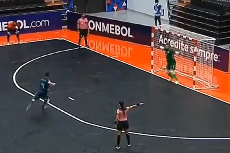 NAJSTRAŠNIJI PENAL U ISTORIJI FUTSALA Golman "izbijen iz cipela" poslije udarca (VIDEO)