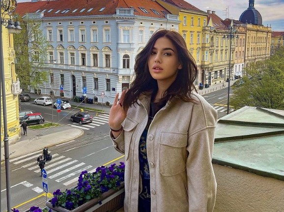 (FOTO) DEKOLTE U PRVOM PLANU Kćerka Zdravka Čolića novim selfijem zapalila društvene mreže