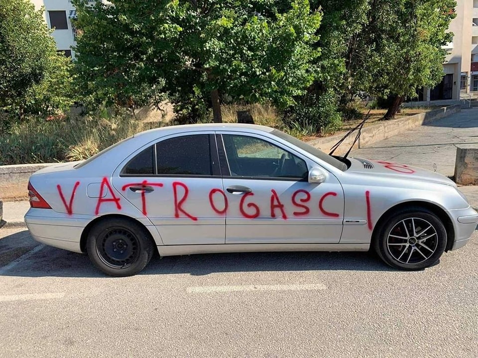 OČITALI MU LEKCIJU Mercedesom blokirao vatrogasni prilaz, sprejem mu išarali auto (FOTO)
