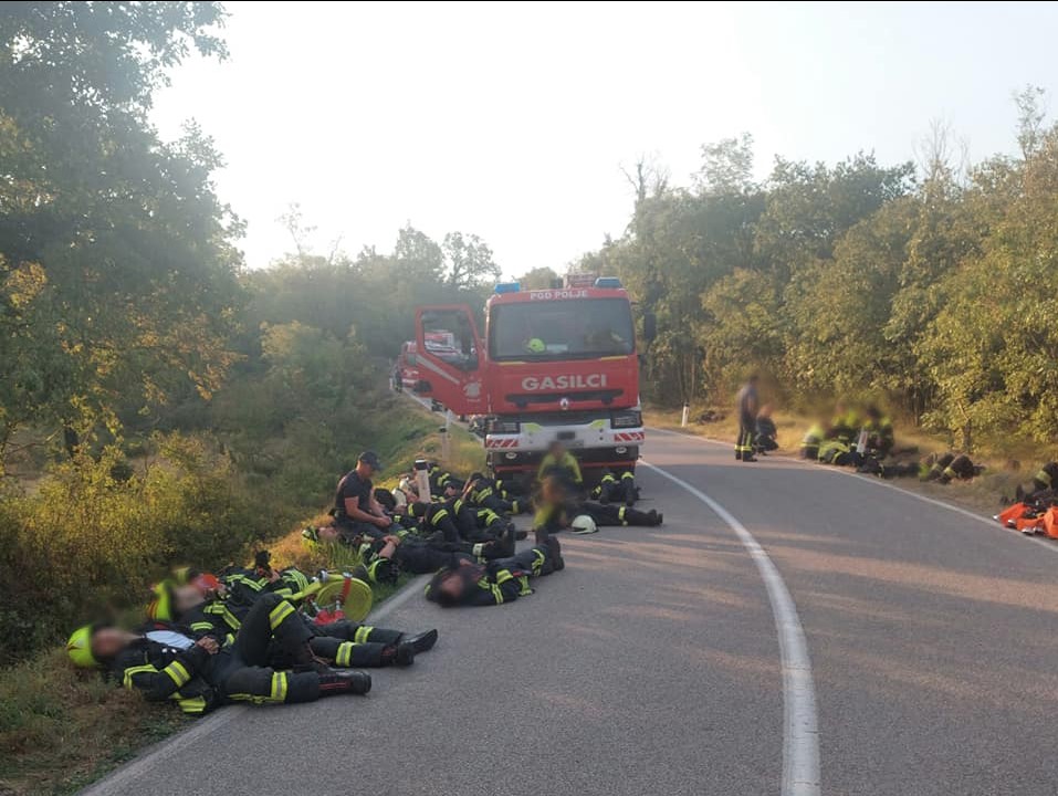 POŽAR U SLOVENIJI SE PONOVO RASPLAMSAO Evakuiše se stanovništvo, hiljade vatrogasaca na izmaku snaga pokušava obuzdati užarenu stihiju (FOTO/VIDEO)