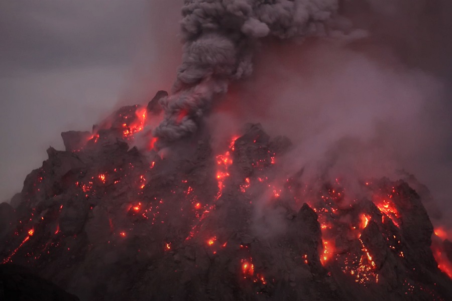 JAPANU OPET PRIJETI VULKAN Sakurajima kroz crni dim izbacivao kamenje niz padinu (VIDEO)