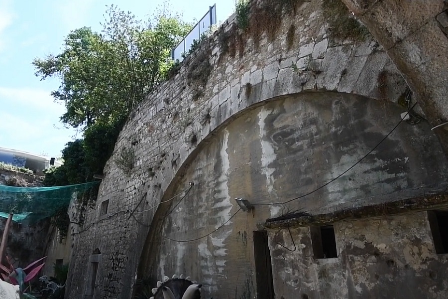 KAO UKLET, LOKALITET U ZADRU UZEO NOVU LJUDSKU ŽRTVU Turista iz Irske izgubio život zbog pada sa bedema