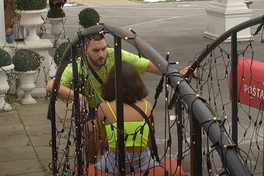 ZOLA SASUO U LICI VIKI SVE OKO NJENOG PONAŠANJA Lazar u ulozi "osvetničkog" materijal za Mitrovićku (VIDEO)