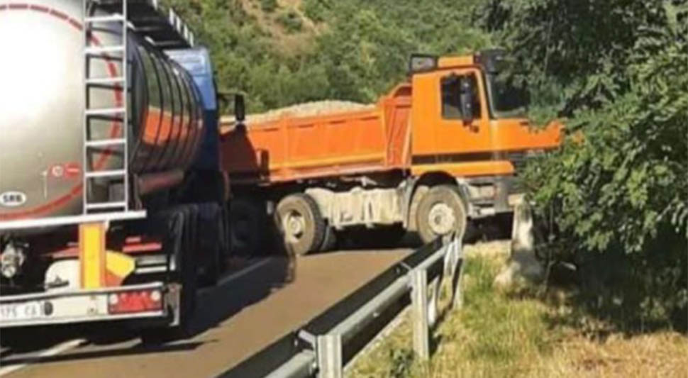 POLICIJA KONTROLIŠE PJEŠAKE Zabranjen saobraćaj preko mosta na Ibru