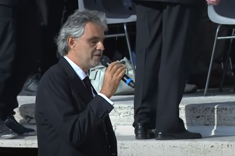 SRPSKA JAVNA SCENA SPREMNA ZA SPEKTAKULARNI KONCERT SLAVNOG TENORA Zablistali na crvenom tepihu u elegantnom izadanju, počinje nezaboravan provod (FOTO)