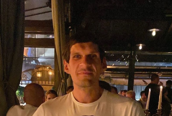 BOBI MARJANOVIĆ PONOVO ODUŠEVIO Uživa u restoranu "Dva jelena", a njegova majica privukla je najveću pažnju (FOTO)