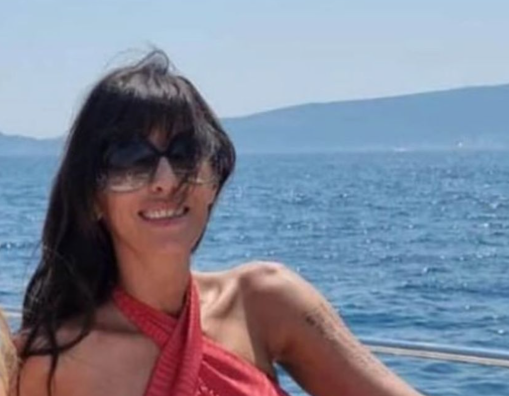 SVI GLEDAJU U NJENU TETOVAŽU Žena Čede Jovanovića uživa na jahti, duge noge dominiraju na fotografiji (FOTO)