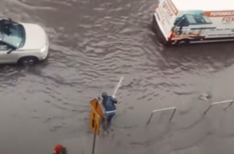SNAŽNO OLUJNO NEVRIJEME POGODILO ČEŠKU I POLJSKU Jak vjetar rušio drveće i krovove kuća, ima povrijeđenih (VIDEO)