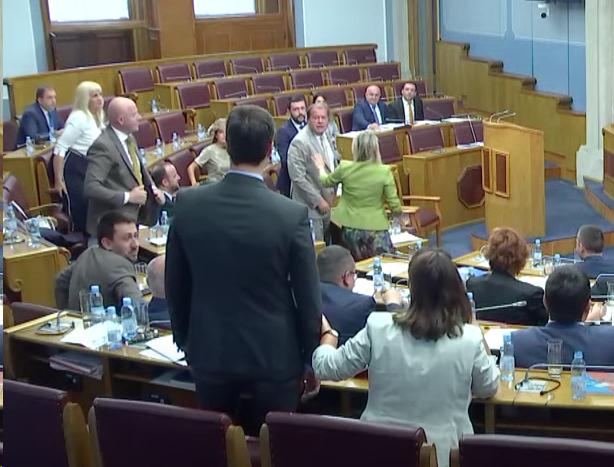 HAOS NA SJEDNICI SKUPŠTINE Milačić i Ivanović na ivici fizičkog sukoba! (VIDEO)