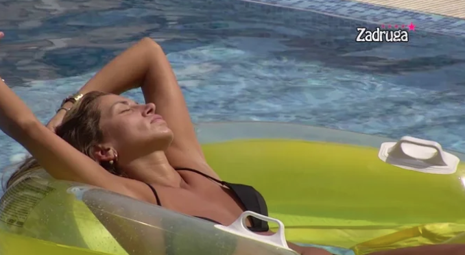 DALILA NIJE DOZVOLILA DA JOJ SUKOB SA CAREM POKVARI RASPOLOŽENJE Uživala u bazenu sa ovim zadrugarom! (VIDEO)