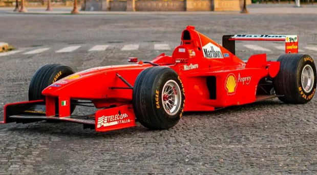 Šumaherov pobjednički bolid Ferrari F300 ide na aukciju