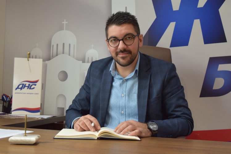 DRŽAVLJANSTVA SE OD POČETKA GODINE ODREKLO VIŠE OD 1.300 GRAĐANA Gavrilo Kerkez: "Ima li većeg primjera egzodusa koji doživljava ova zemlja od ove činjenice"
