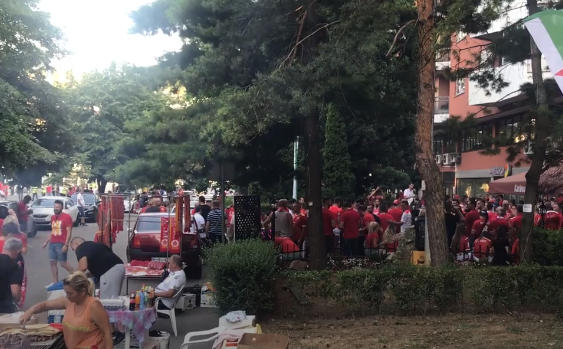 NAVIJAČI VELEŽA OKUPIRALI STADION ŽELJEZNIČARA Ofarbali Grbavicu u crveno (FOTO)