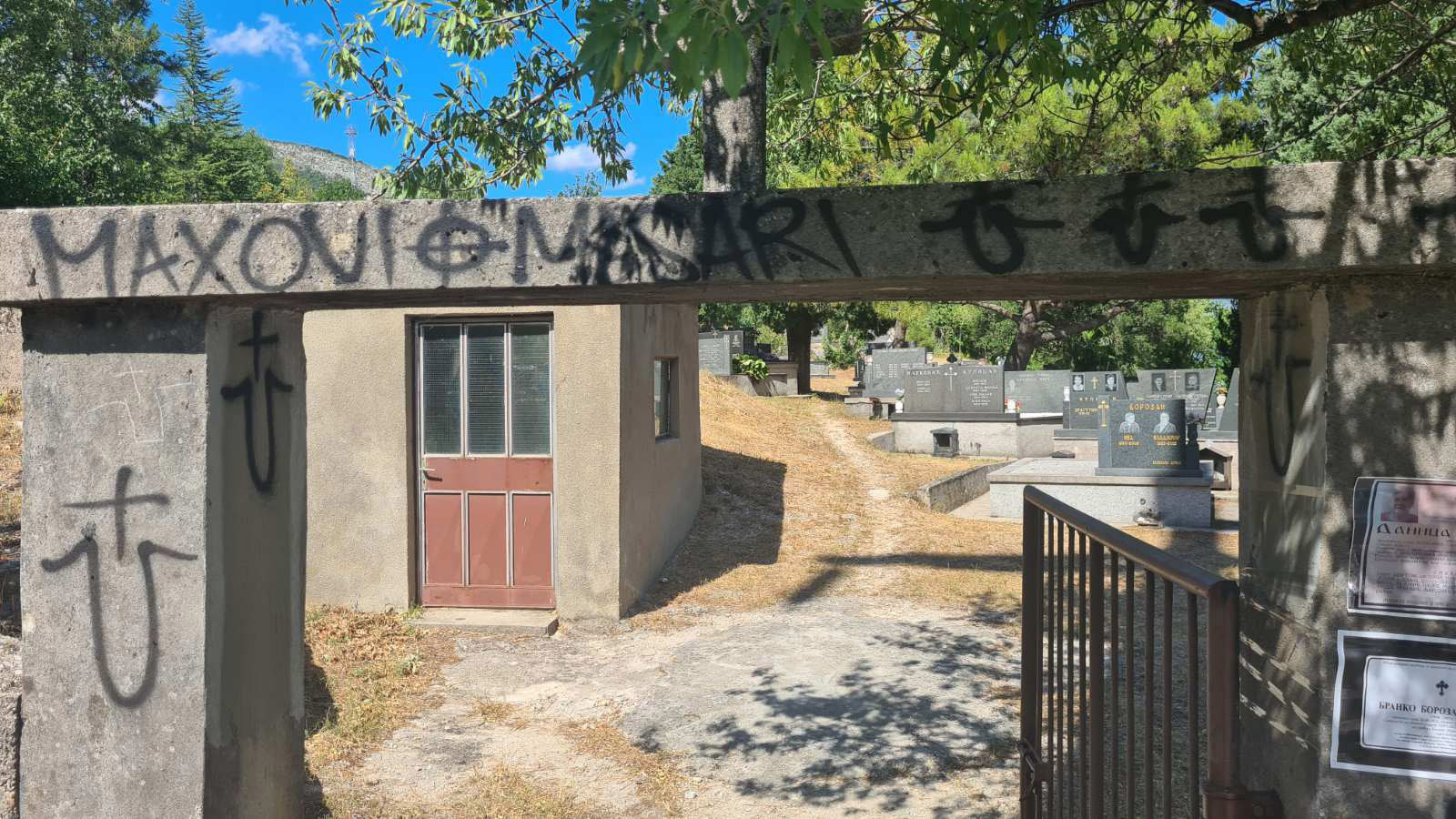 "MI HRVATI NE PIJEMO VINA, SAMO KRVI ČETNIKA IZ KNINA" U Mostaru oskrnavili srpsko groblje i ispisali monstruozne poruke (FOTO)