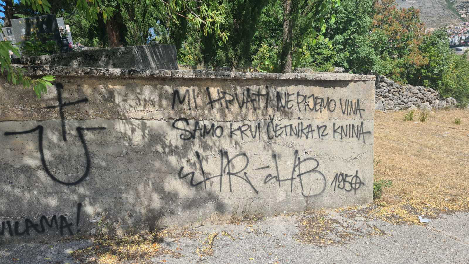 "JASNO PIŠE DA TREBA POBITI SVE SRBE" Gradonačelnik Mostara osudio prijeteće poruke i skrnavljenje groblja