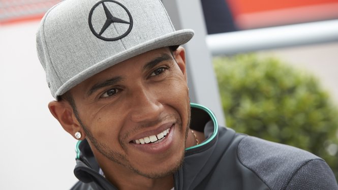 ŠAMPION FORMULE 1 IPAK POPUSTIO SVJETSKOJ AUTOMOBILSKOJ FEDERACIJI Luis Hamilton skinuo pirsing