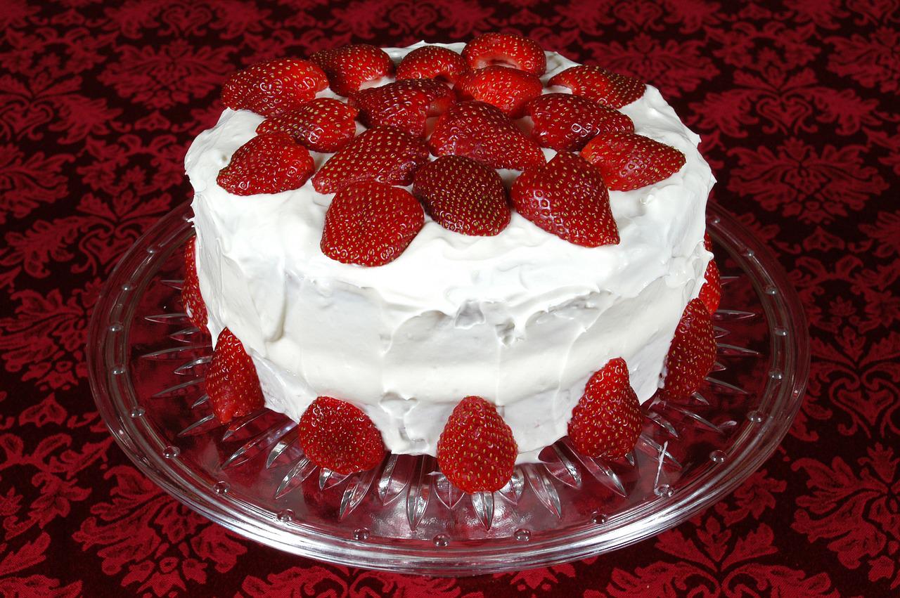 DOMAĆICE SU ODUŠEVLJENE Nepečena torta s jagodama