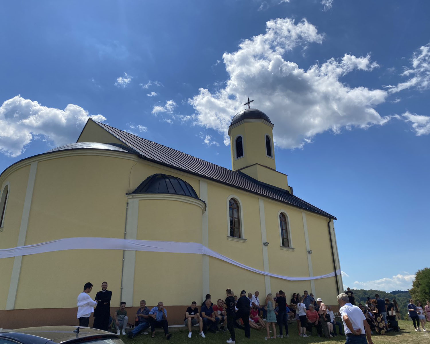 OTKRIVENA SPOMEN PLOČA ZA STRADALE OD USTAŠKE I NACISTIČKE RUKE Osveštan srpski hram Prepodobne mati Paraskeve na Kordunu