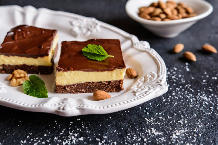RECEPT ZA SAVRŠENE LEDENE KOCKE Starinski kolač sa čokoladnom glazurom i kremastim filom