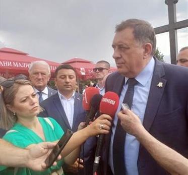DODIK U BRATUNCU: "Neadekvatan tretman prema srpskim žrtvama je nastavak zločina"